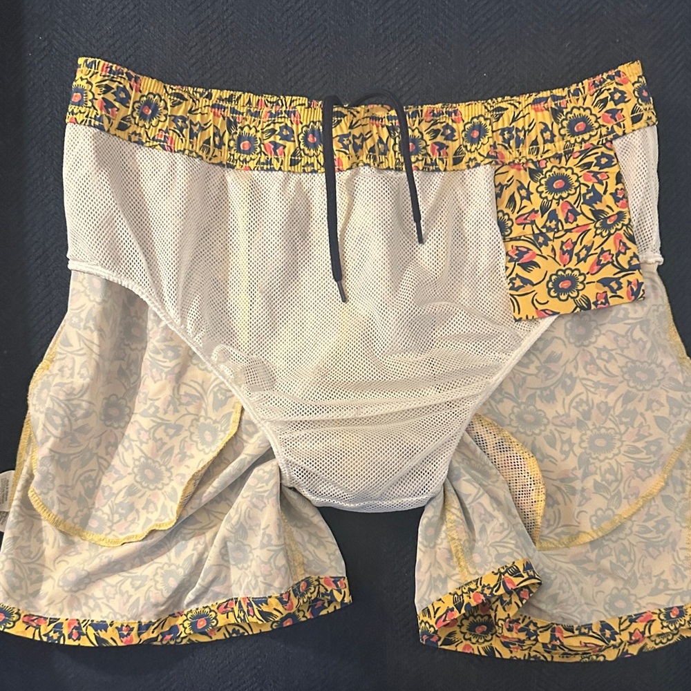 J. Crew Men's Floral Swim Trunks - Yellow and Blue | Medium - Picture 6 of 7